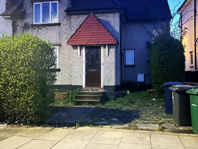 4 bedroom Semi detached house to let Sturgess Avenue, London