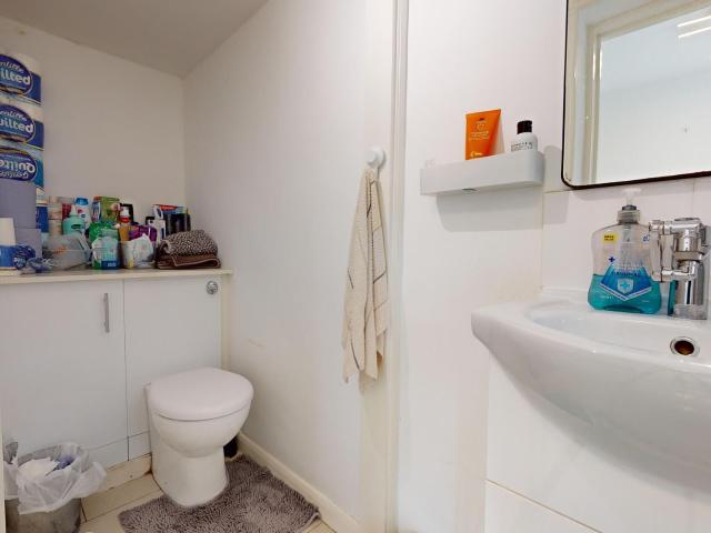 4 bedroom semi detached house to rent on Colindeep Gardens, London