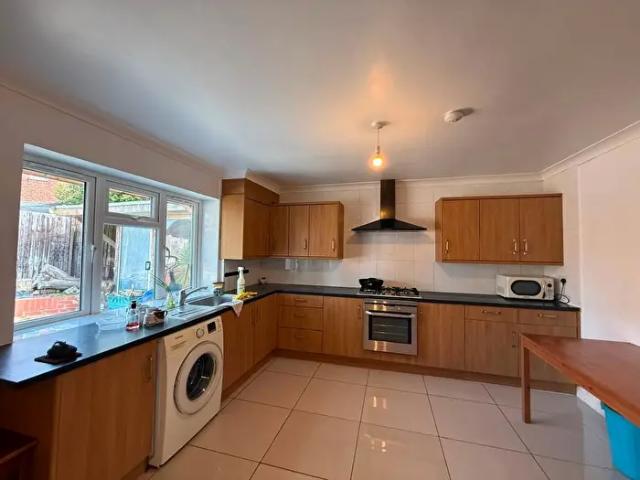 4 Bedroom Semi Detached House To Rent In Bingley Close, Nottingham, NG8