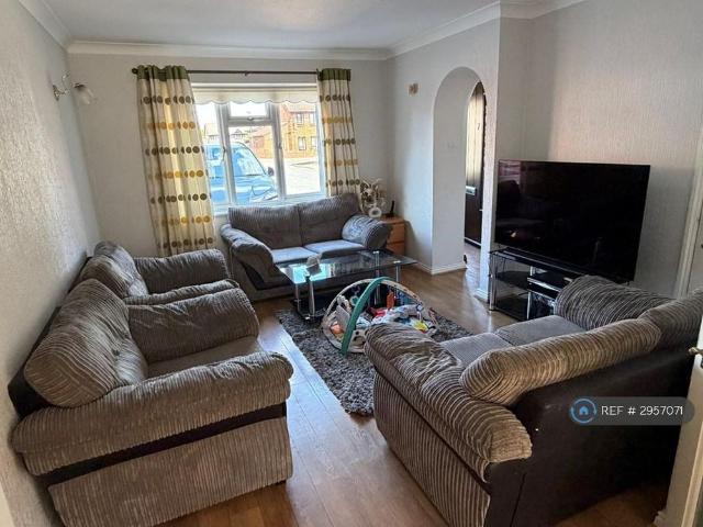 4 bedroom semi detached house to rent