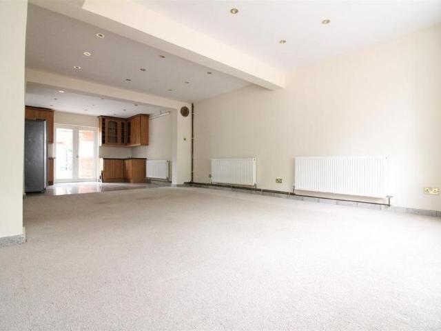 4 bedroom semi detached house to rent