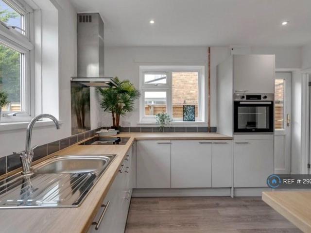 4 bedroom semi detached house to rent