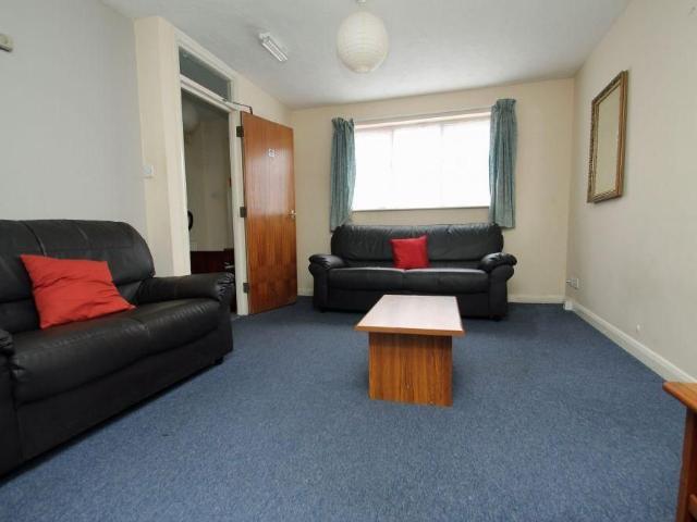4 bedroom semi detached house to rent