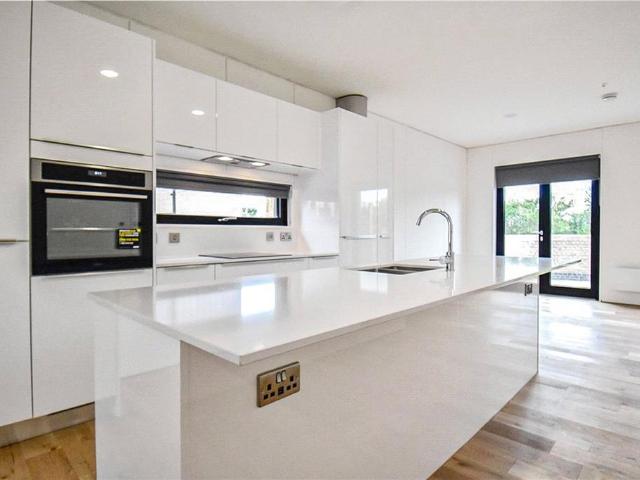 4 bedroom semi detached house to rent