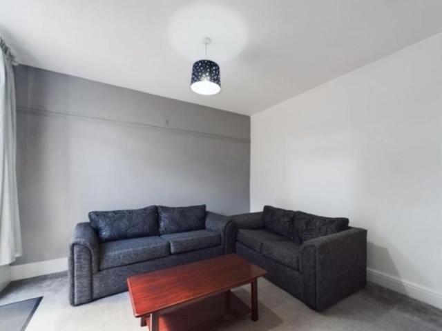 4 bedroom semi detached house to rent