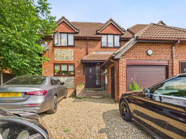 4 bedroom semi detached house to rent