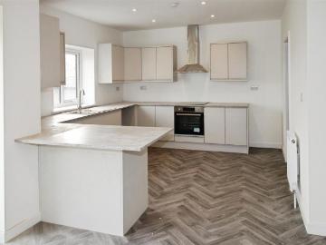 4 bedroom semi detached house to rent