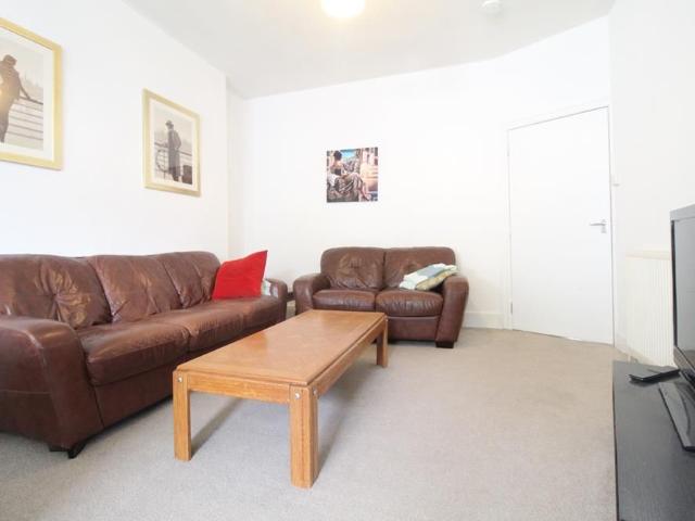 4 bedroom semi detached house to rent