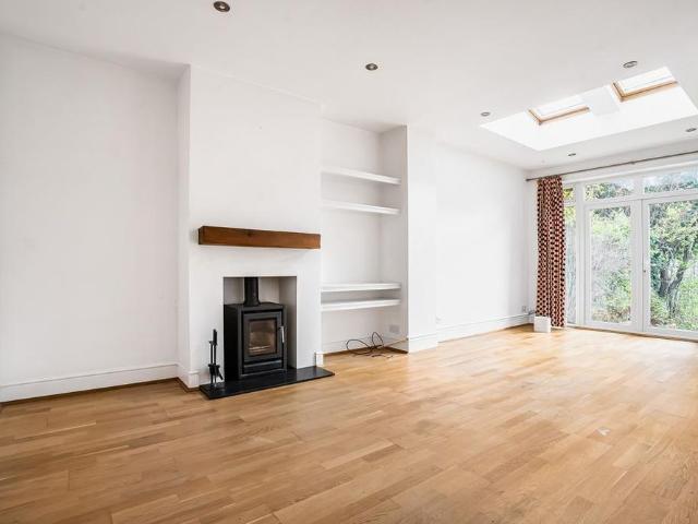 4 bedroom semi detached house to rent
