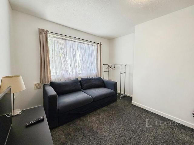 4 bedroom semi detached house to rent