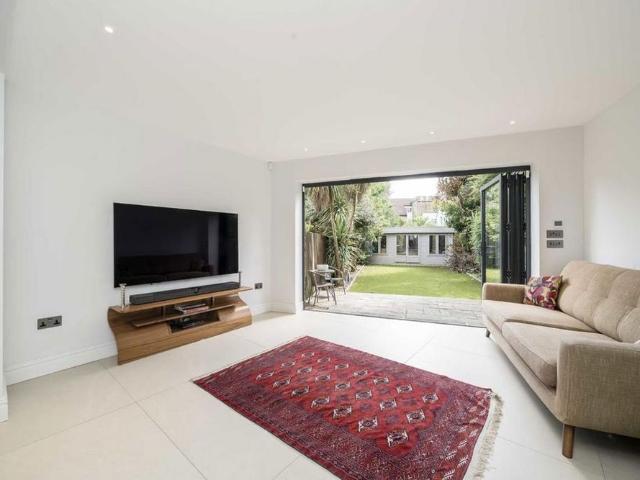 4 bedroom semi detached house to rent