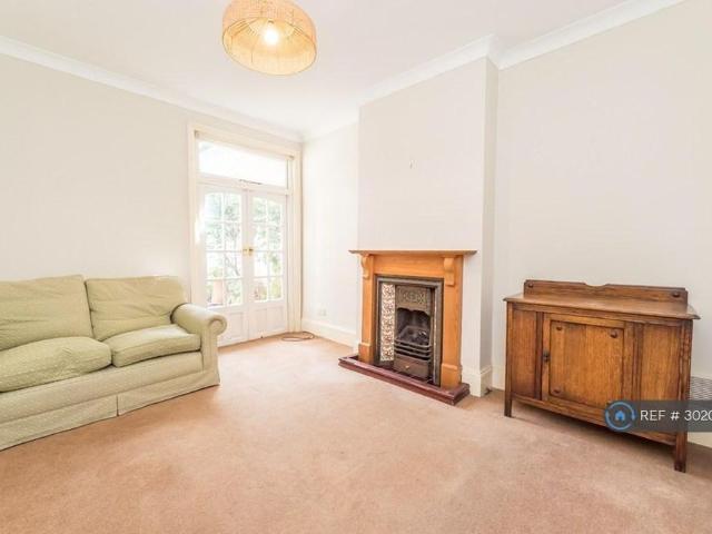 4 bedroom semi detached house to rent