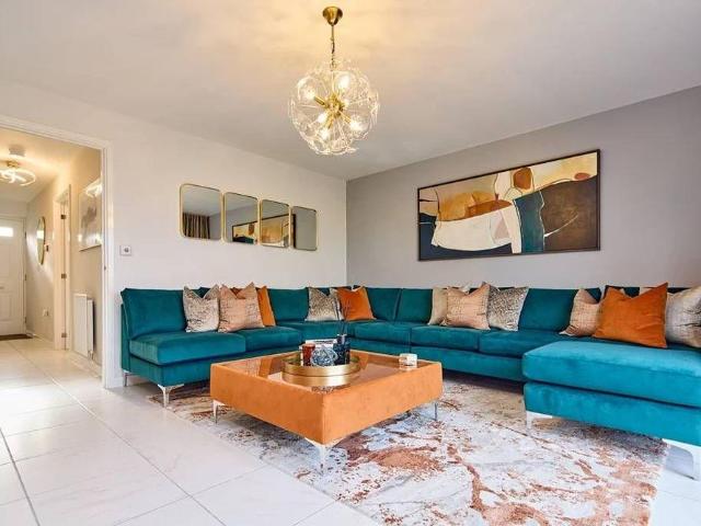 4 bedroom semi detached house to rent