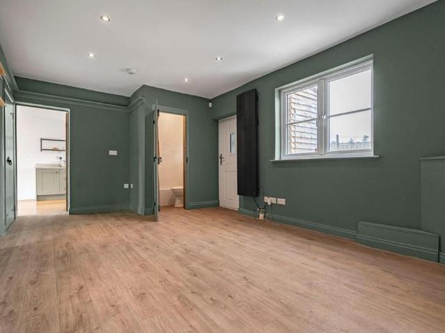 4 bedroom semi detached house to rent