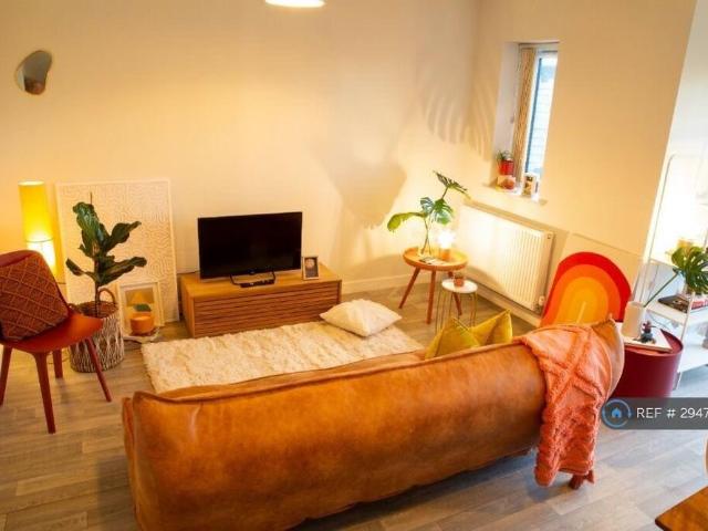 4 bedroom semi detached house to rent