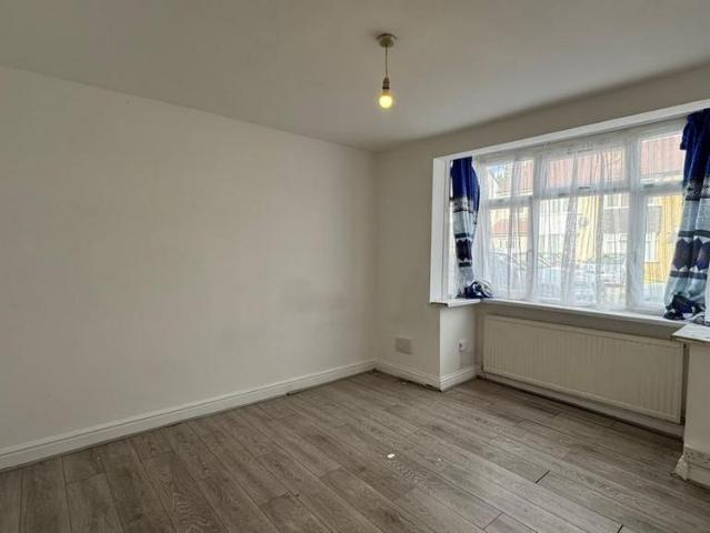 4 bedroom semi detached house to rent