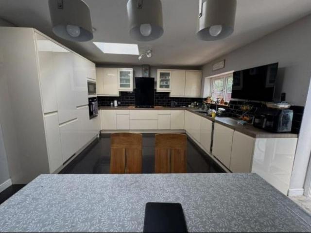 4 bedroom semi detached house to rent