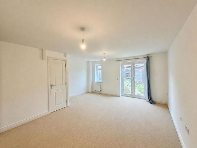 4 bedroom semi detached house to rent
