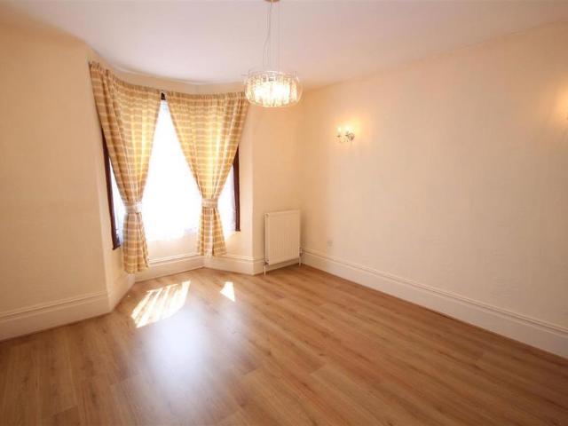 4 bedroom semi detached house to rent