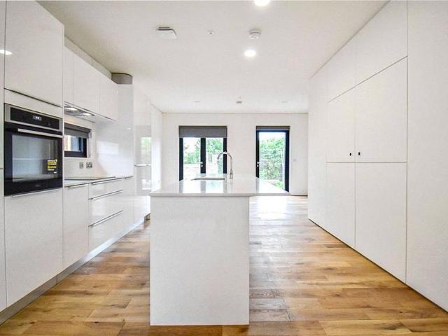 4 bedroom semi detached house to rent
