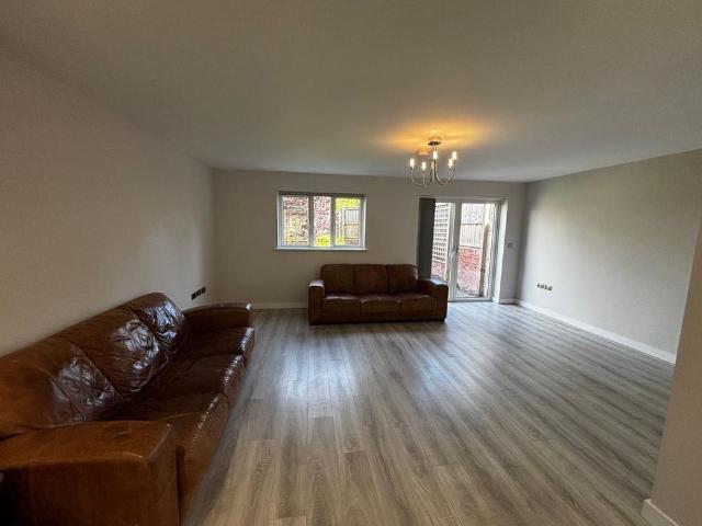 4 bedroom semi detached house to rent