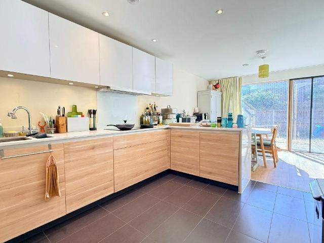 4 bedroom semi detached house to rent