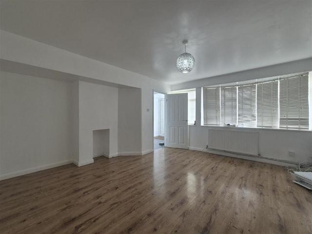 4 bedroom semi detached house to rent