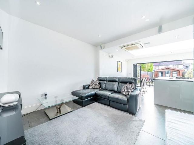 4 bedroom semi detached house to rent