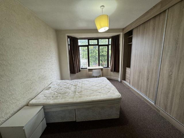 4 bedroom semi detached house to rent