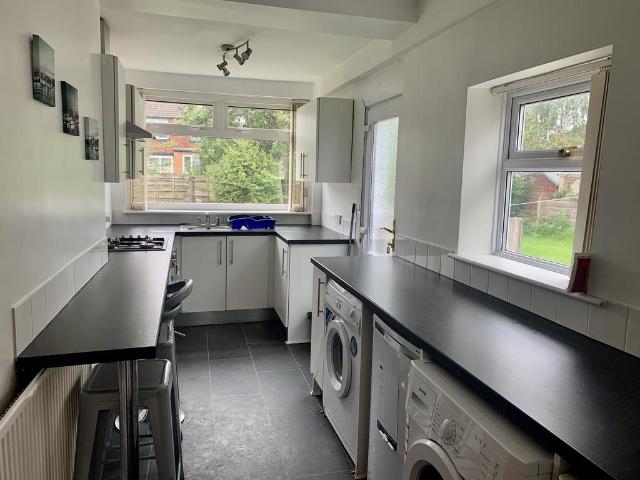 4 bedroom semi detached house to rent