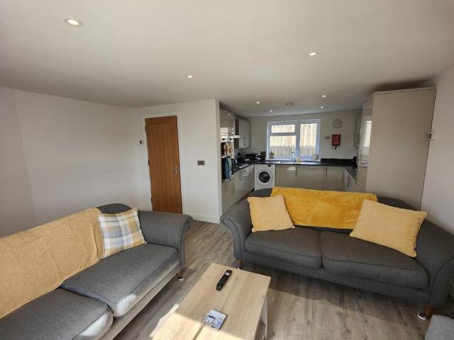 4 bedroom semi detached house to rent