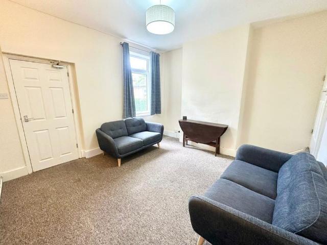 4 bedroom semi detached house to rent