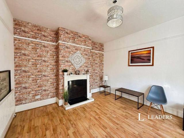 4 bedroom semi detached house to rent