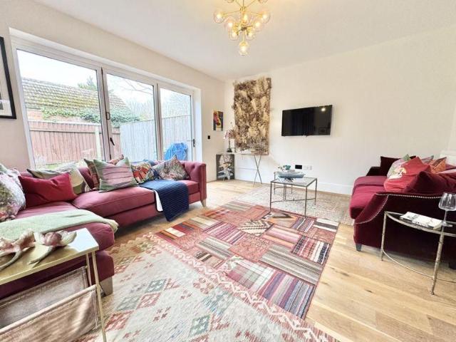 4 bedroom semi detached house to rent