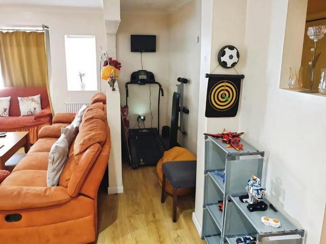 4 bedroom semi detached house to rent