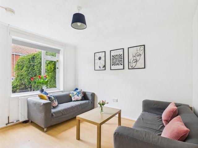 4 bedroom semi detached house to rent