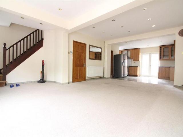 4 bedroom semi detached house to rent