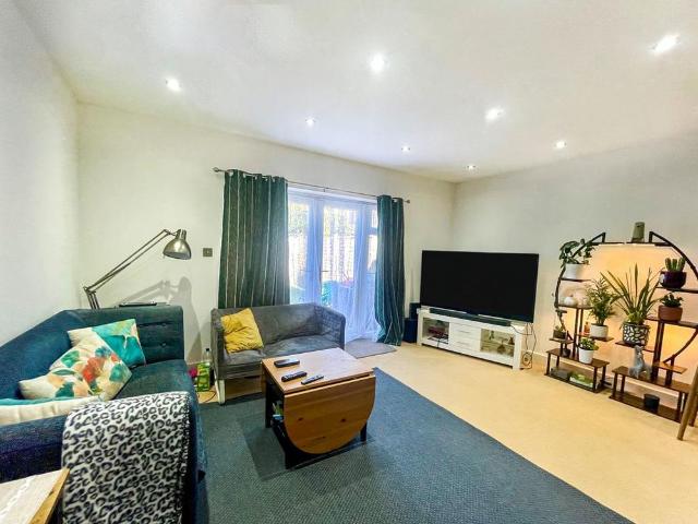 4 bedroom semi detached house to rent
