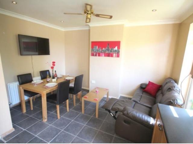 4 bedroom semi detached house to rent