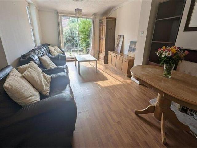 4 bedroom semi detached house to rent