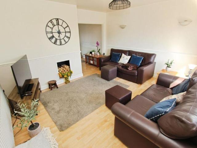 4 bedroom semi detached house to rent
