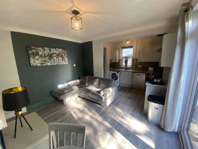 4 bedroom semi detached house to rent