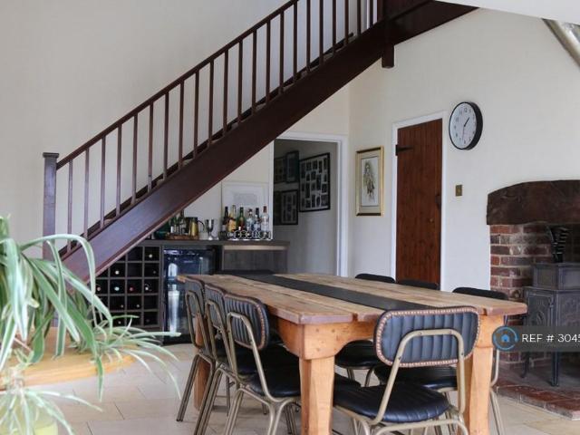 4 bedroom semi detached house to rent