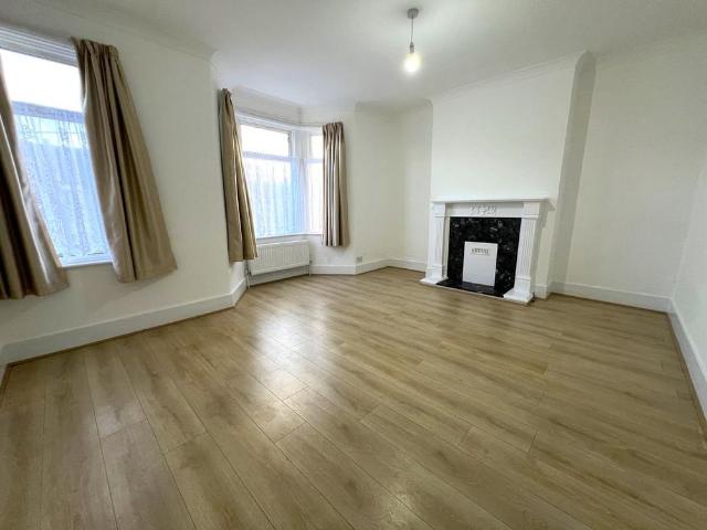 4 bedroom semi detached house to rent