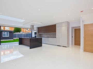 5 bedroom semi detached house to rent