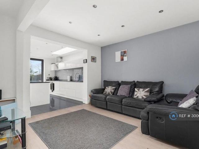 4 bedroom semi detached house to rent