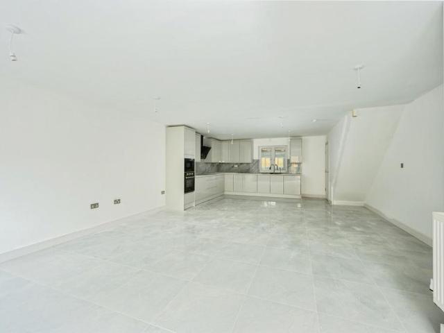 4 bedroom semi detached house to rent