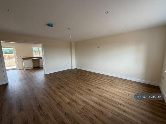 4 bedroom semi detached house to rent