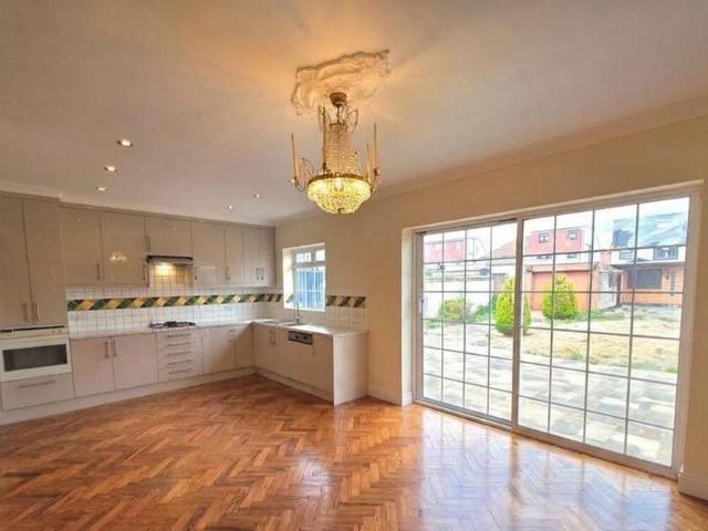 4 bedroom semi detached house to rent