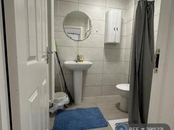 5 bedroom semi detached house to rent